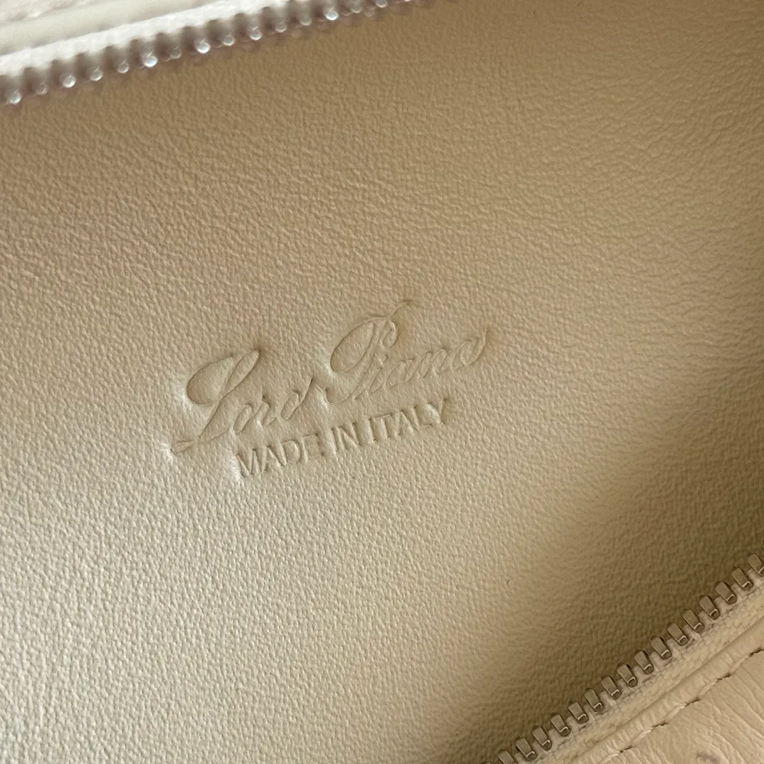 p1160💋💋💋【Original leather all-steel configuration counter complete package】 𝐋𝐨𝐫𝐨 𝐏𝐢𝐚𝐧@ Extra pocket L19 series handbag/crossbody bag The most comfortable life is when it is not defined, just like loro The material design of pian@ does not require complicated design styles. The simple and soft outline is elegant and durable, like an exquisite cosmetic case, which perfectly balances appearance and functionality. The leather is delicate and feels as soft as butter. The small bag has a large capacity. It is not only portable with a thin shoulder strap, but can also be worn cross-body. Sisters who have a special liking for minimalist style can buy it. It is simple and versatile. The simpler, the more different. Stars and Instagram celebrities are all planting it. There are two sizes of 19 cm and 27 cm. One is exquisite and casual, and the other is elegant and grand. Size: Small: length 19×width 7×height 12cm (